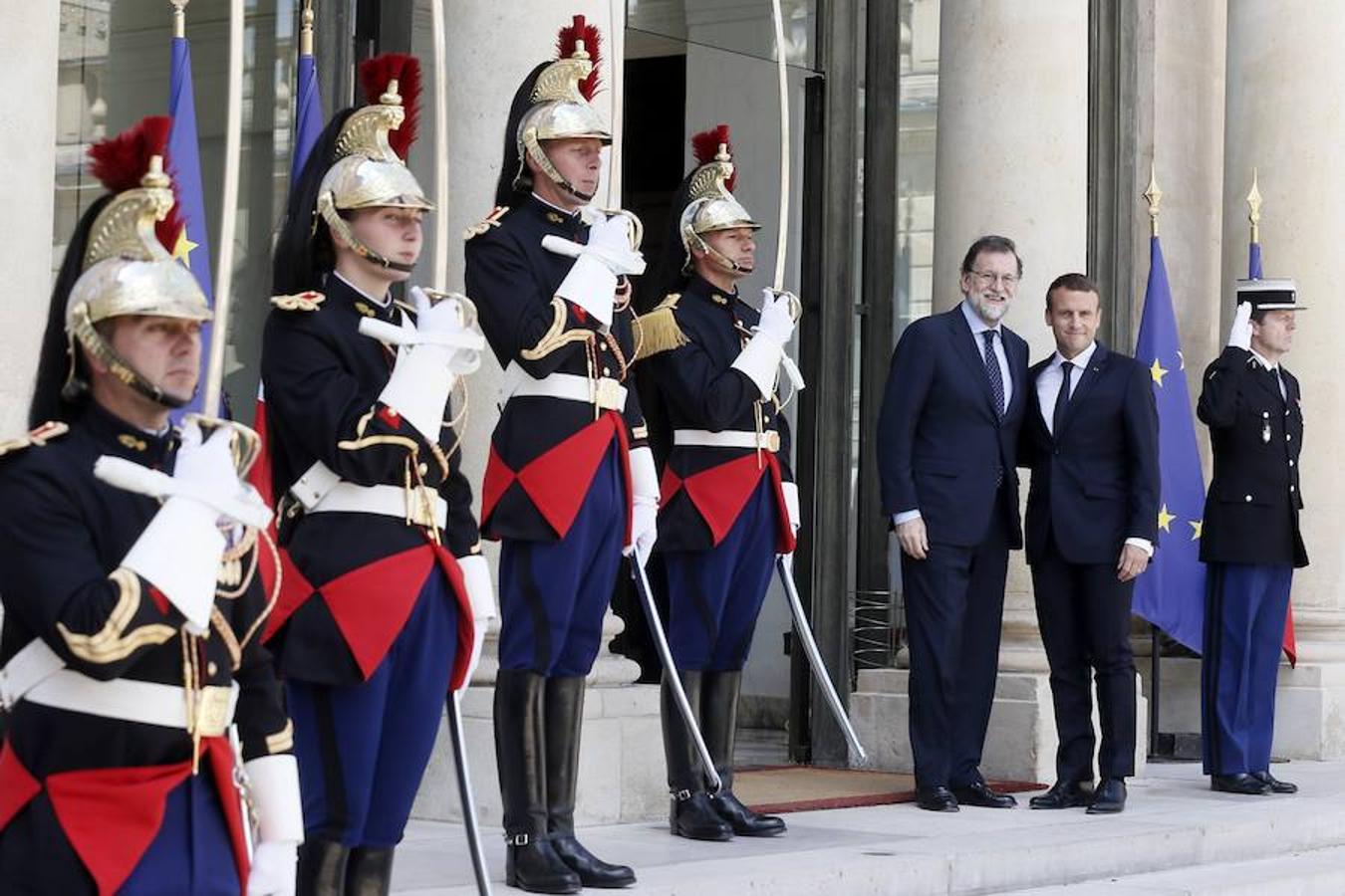 Mariano Rajoy y Emmanuel Macron posan a las puertas del Elíseo. Efe