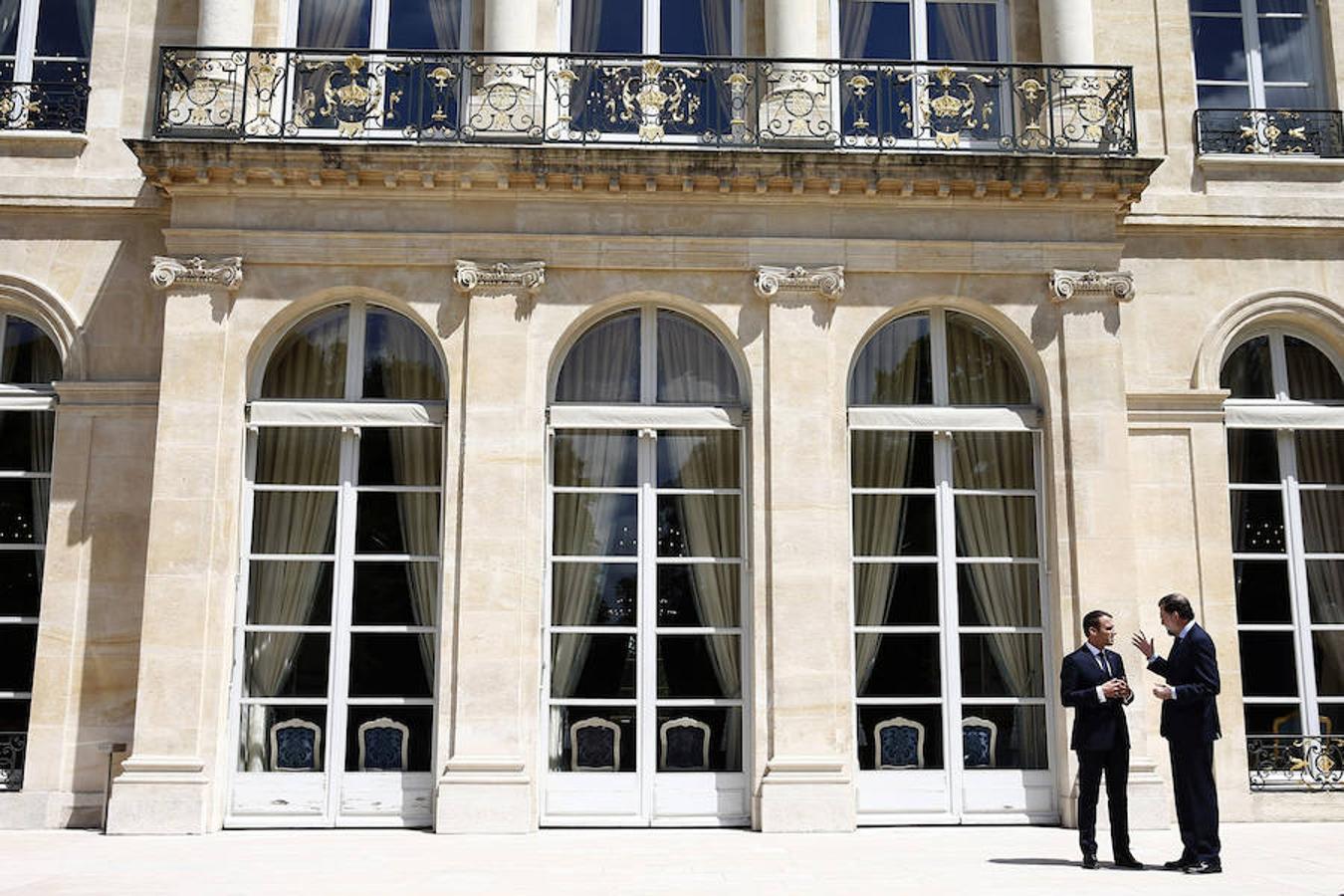 Mariano Rajoy y Emmanuel Macron dialogan a las puertas del Elíseo. 