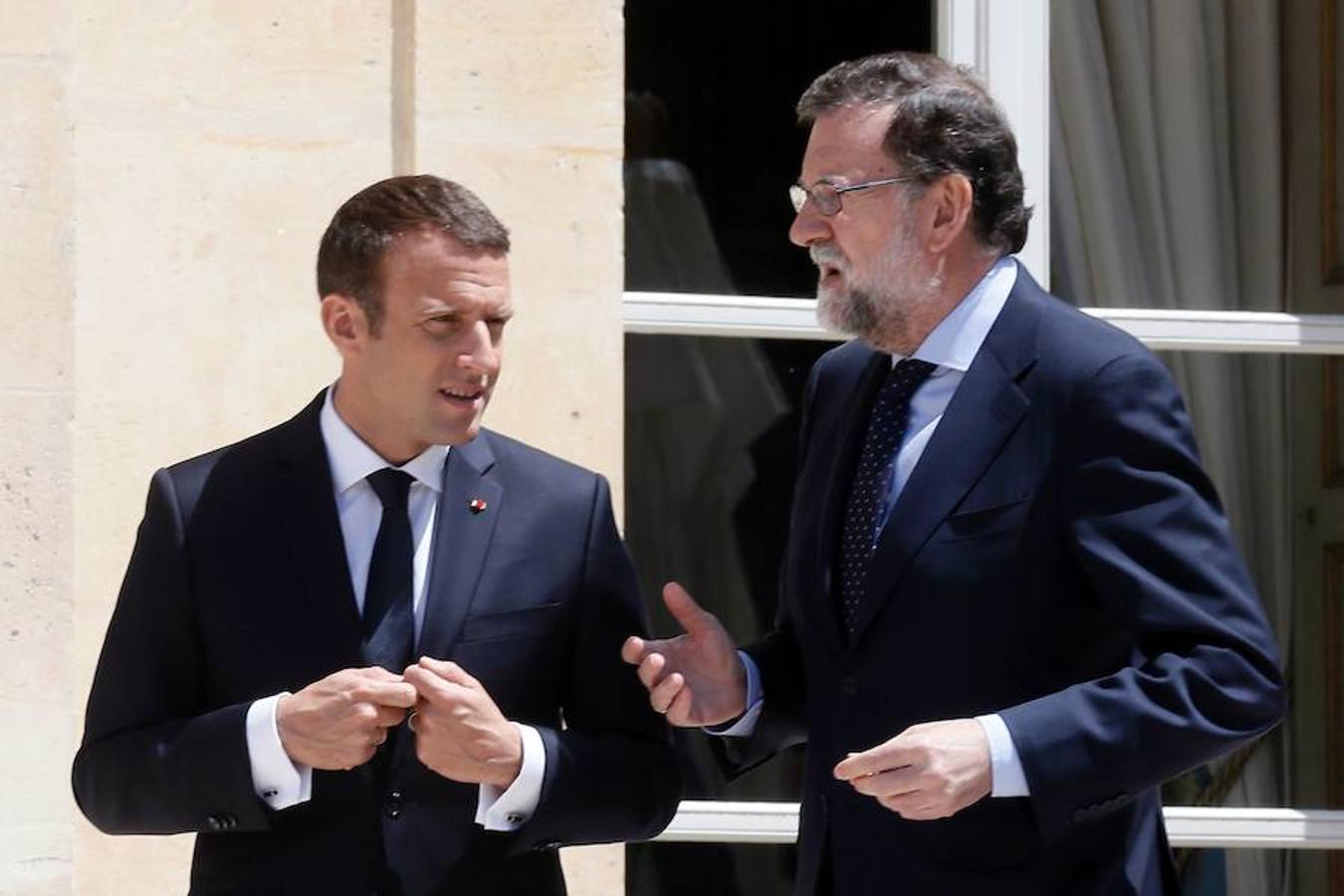 Mariano Rajoy y Emmanuel Macron dialogan a las puertas del Elíseo. Efe