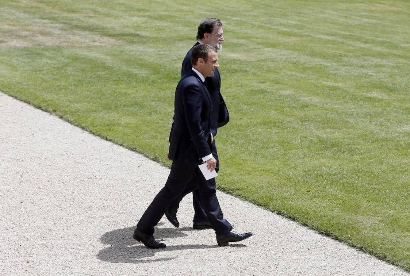 Mariano Rajoy y Emmanuel Macron se dirigen a la rueda de prensa conjunta en los jardines del Elíseo. Efe