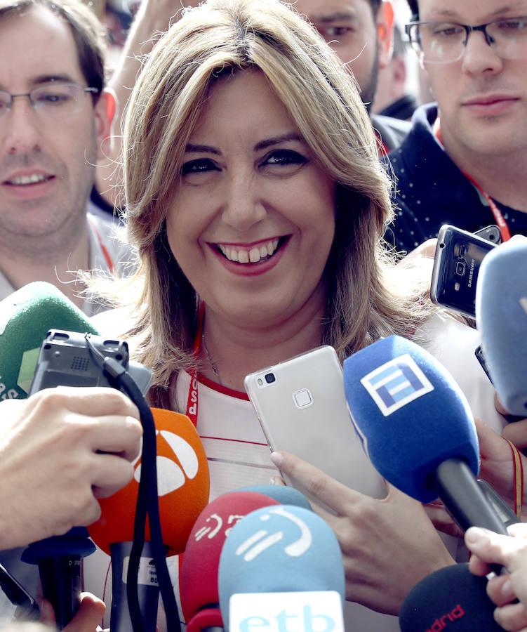 La presidenta de Andalucía, Susana Díaz, atiende a los medios a su llegada al 39 congreso federal del PSOE. 