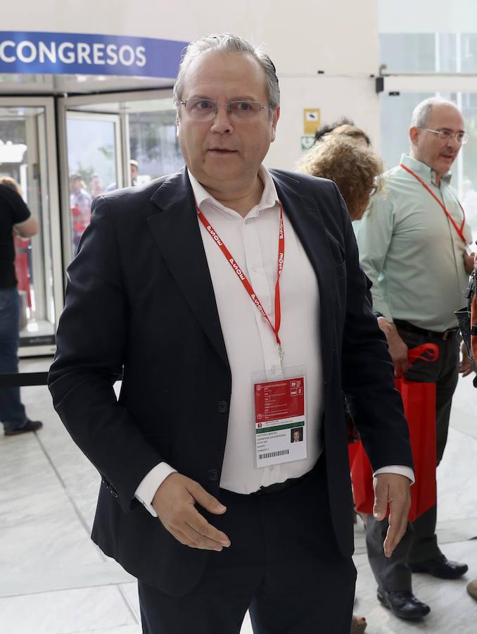 Antonio Miguel Carmona, concejal socialista socialiusta en el Ayuntamiento de Madrid, a su llegada. 