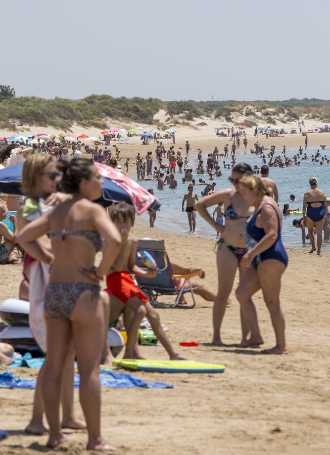 Calles semivacías en Sevilla, playas llenas en Huelva