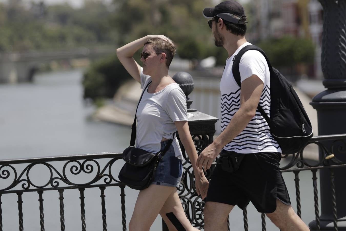 Calles semivacías en Sevilla, playas llenas en Huelva