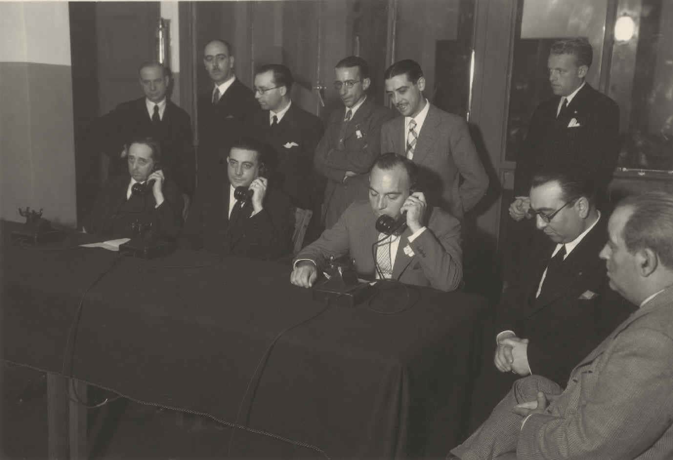 Conferencia desde la central de Toledo con Toledo de Ohío el 5 de julio de 1936. En la mesa, de izquierda a derecha y con auriculares, el embajador C. Bowers, el alcalde G. Perezagua y Germán Erausquin. FOTO ARCHIVO FUNDACION TELEFÓNICA