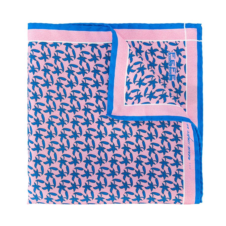 Pañuelo de bolsillo en seda azul estampado (42€).