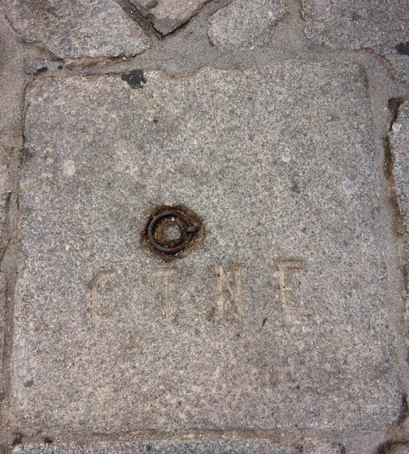 Registro de la CTNE en el pavimento del puente de Alcántara FOTO RAFAEL DEL CERRO. 