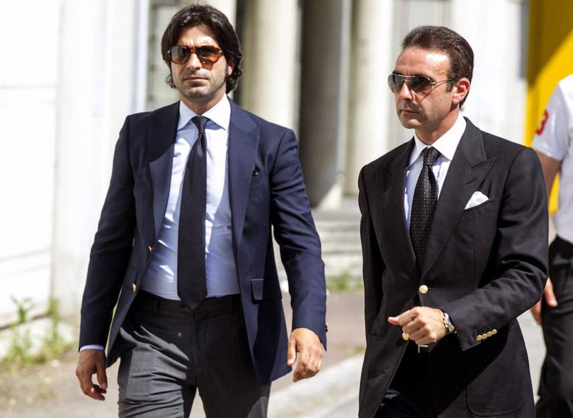 Enrique Ponce (derecha) y Javier Conde (izquierda) se dirigen al tanatorio. Efe