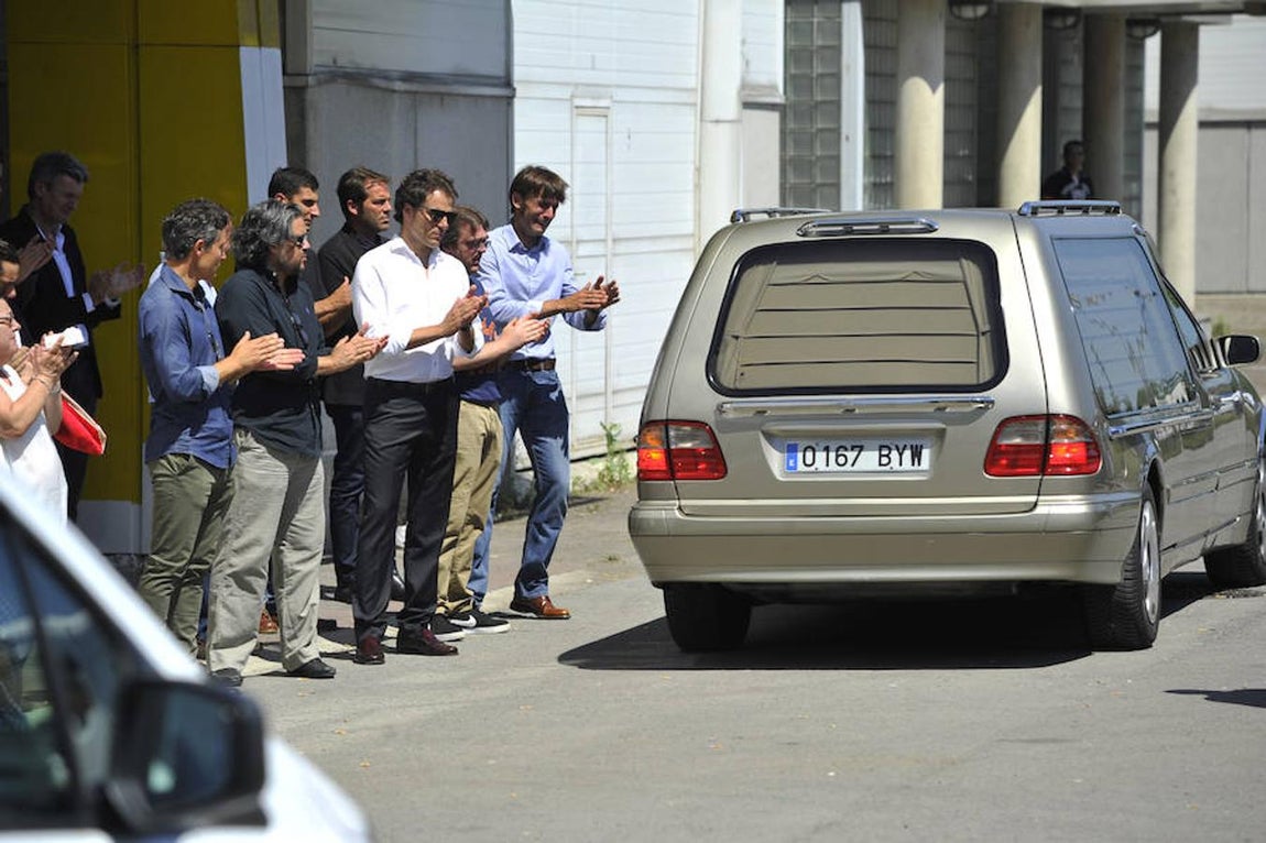 Amigos y compañeros de Iván Fandiño reciben con una ovación el coche fúnebre. Ignacio Pérez