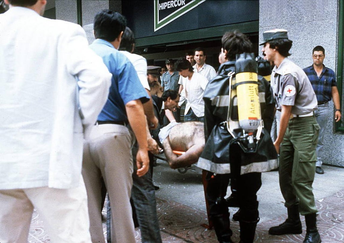 Heridos son transportados a la ambulancia. 