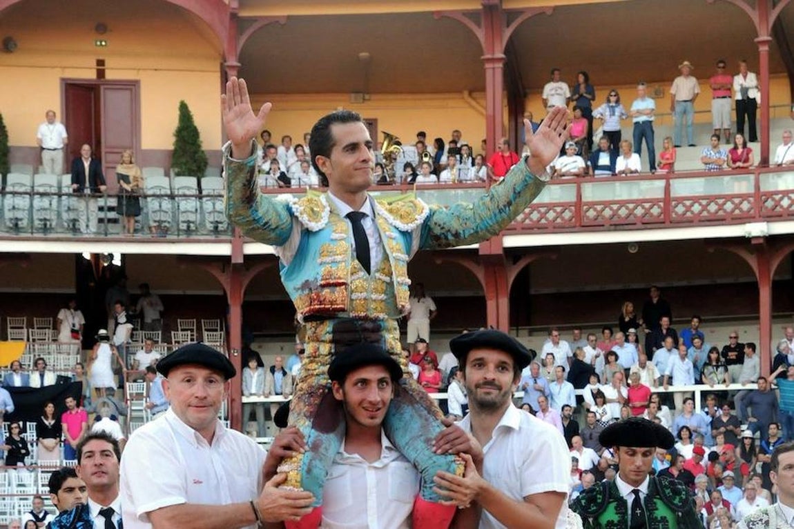 Iván Fandiño, a hombros tras una faena celebrada en 2013. Sin firma