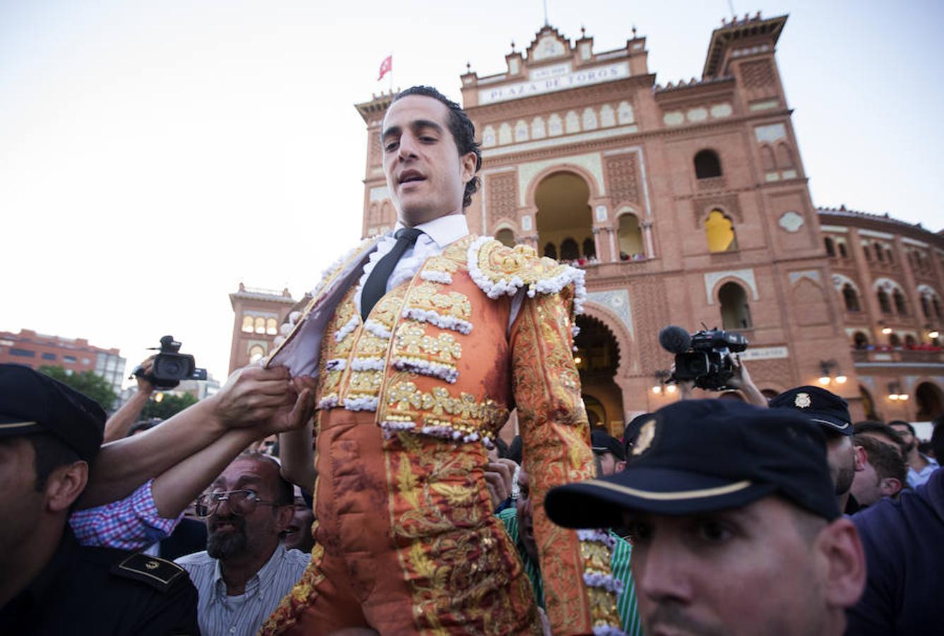 Fandiño abandona a hombros la plaza de toros de Las Ventas en 2014. Ignacio Gil