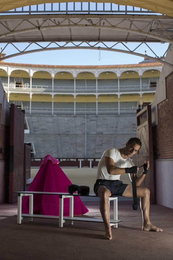 Iván Fandiño se venda las manos como un boxeador en el callejón de la plaza de toros de Las Ventas. José Ramón Ladra