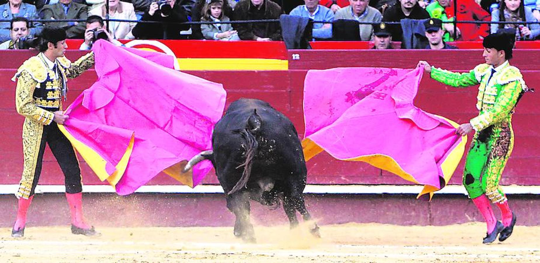 Iván Fandiño (derecha) junto a David Mora (izquierda). Juan J. Monzó