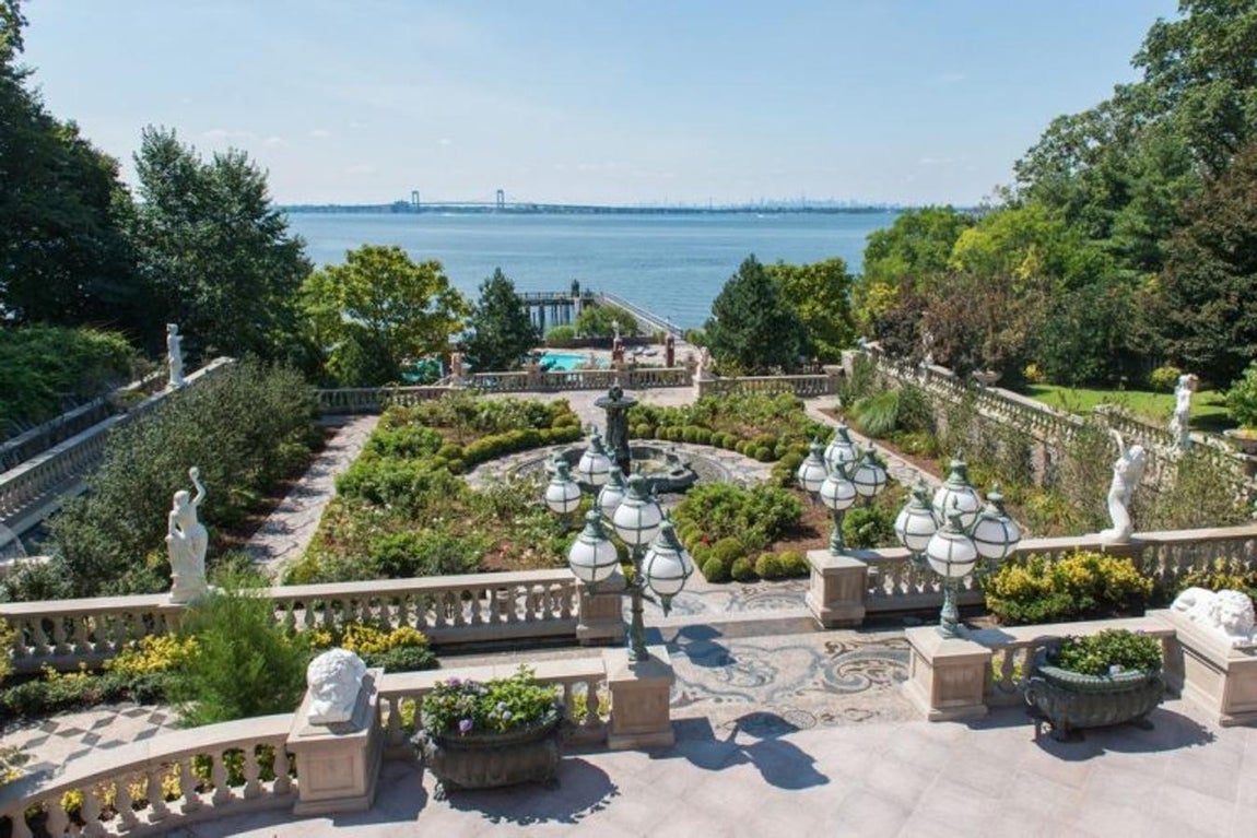 La mansión está rodeada de inmensas fuentes tanto en la entrada principal como en la parte trasera. Las farolas son representativas de los locos años 20.