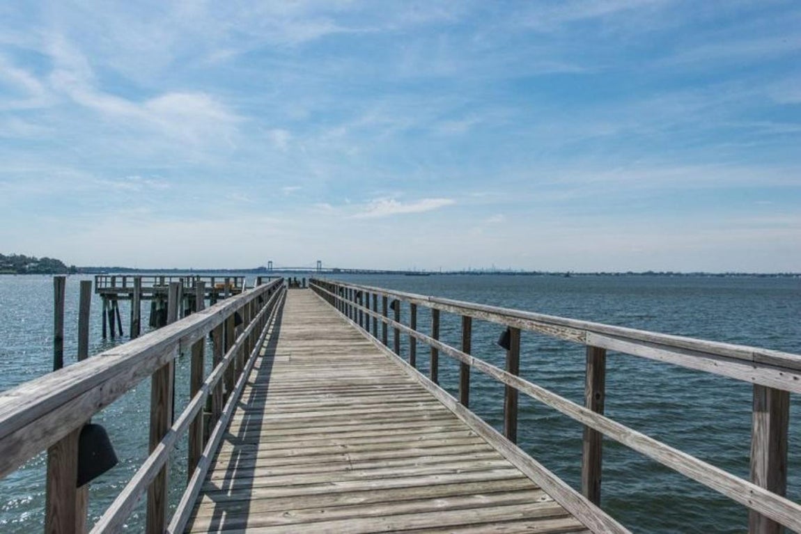 Muelle con anclaje para yates