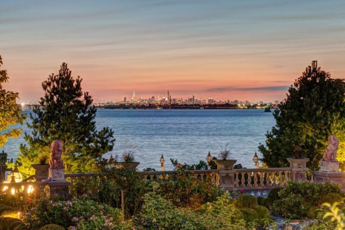 La puesta de sol tiene unas vistas inmejorables desde sus jardines.