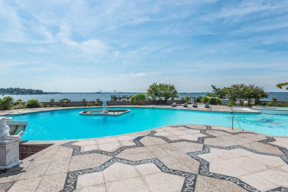 Pisicna con solárium con vistas a Long Island y Nueva York.