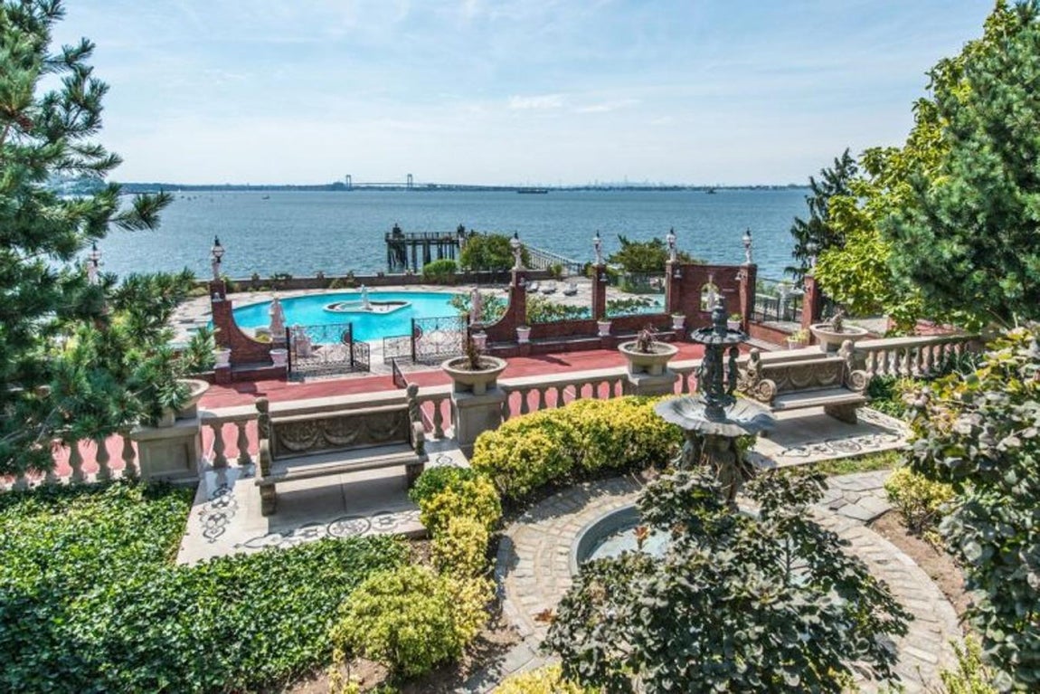 Encantadores jardines estilo inglés y japonés con elementos arquitectónicos del Art Noveau y vistas a la pista de tenis, piscina y Nueva York.
