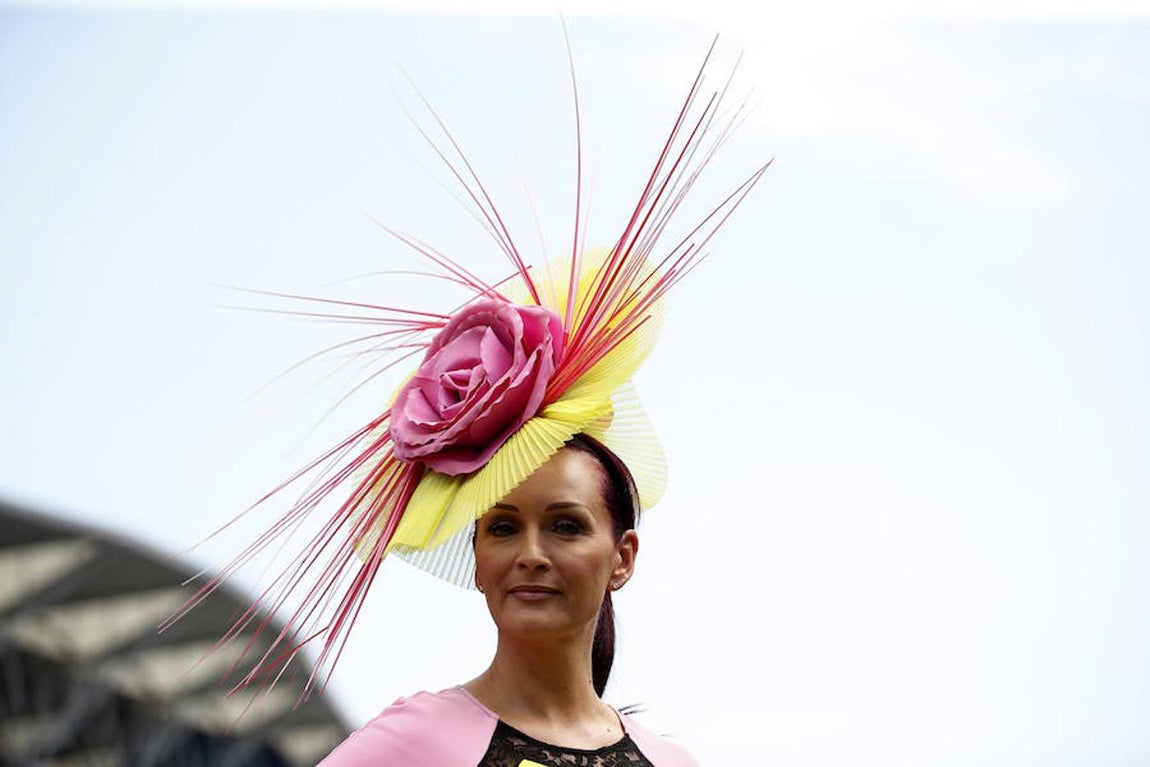 Más que para librarse del sol, las mujeres lucen este complemento por presumir de modisto. 