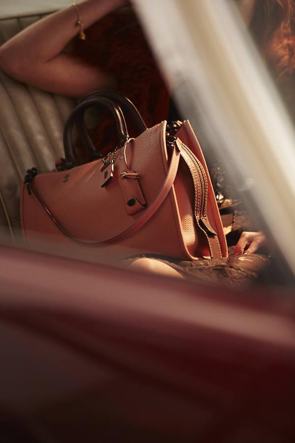 A viajar y disfrutar de nuevos países, siempre con un bolso cómodo y con capacidad, pero práctico y fácil de llevar. 