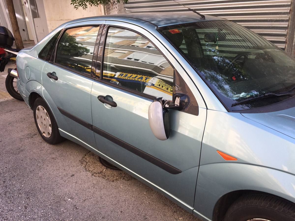 Un vándalo rompe los retrovisores de más de una veintena de coches en Cádiz