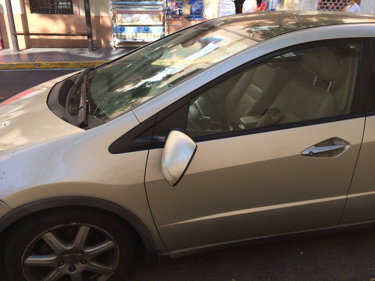 Un vándalo rompe los retrovisores de más de una veintena de coches en Cádiz