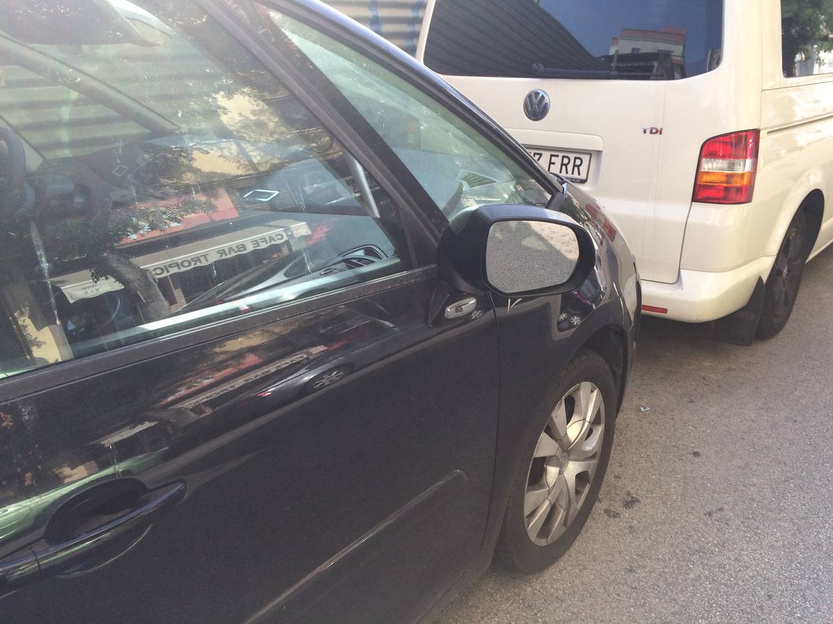 Un vándalo rompe los retrovisores de más de una veintena de coches en Cádiz