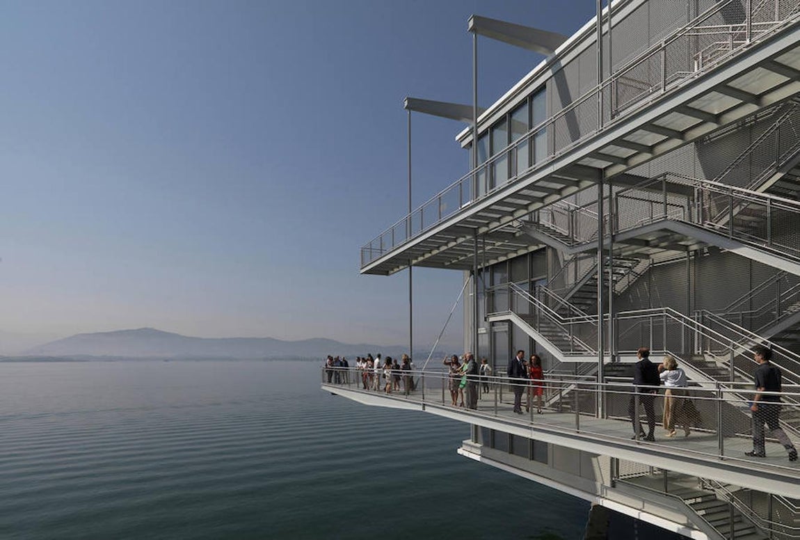 Imagen del exterior del Centro Botín, que prácticamente se mezcla con el mar. Enrico Cano