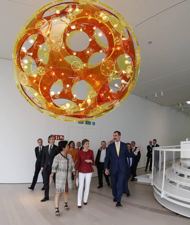Los Reyes Felipe y Letizia pasan junto a una de las obras que Carsten Höller (Bélgica, 1961) muestra en el Centro Botín. Se llamada «Yellow /Orange Double Sphere» (Doble esfera amarilla/naranja) y fue terminada en 2016.. Efe