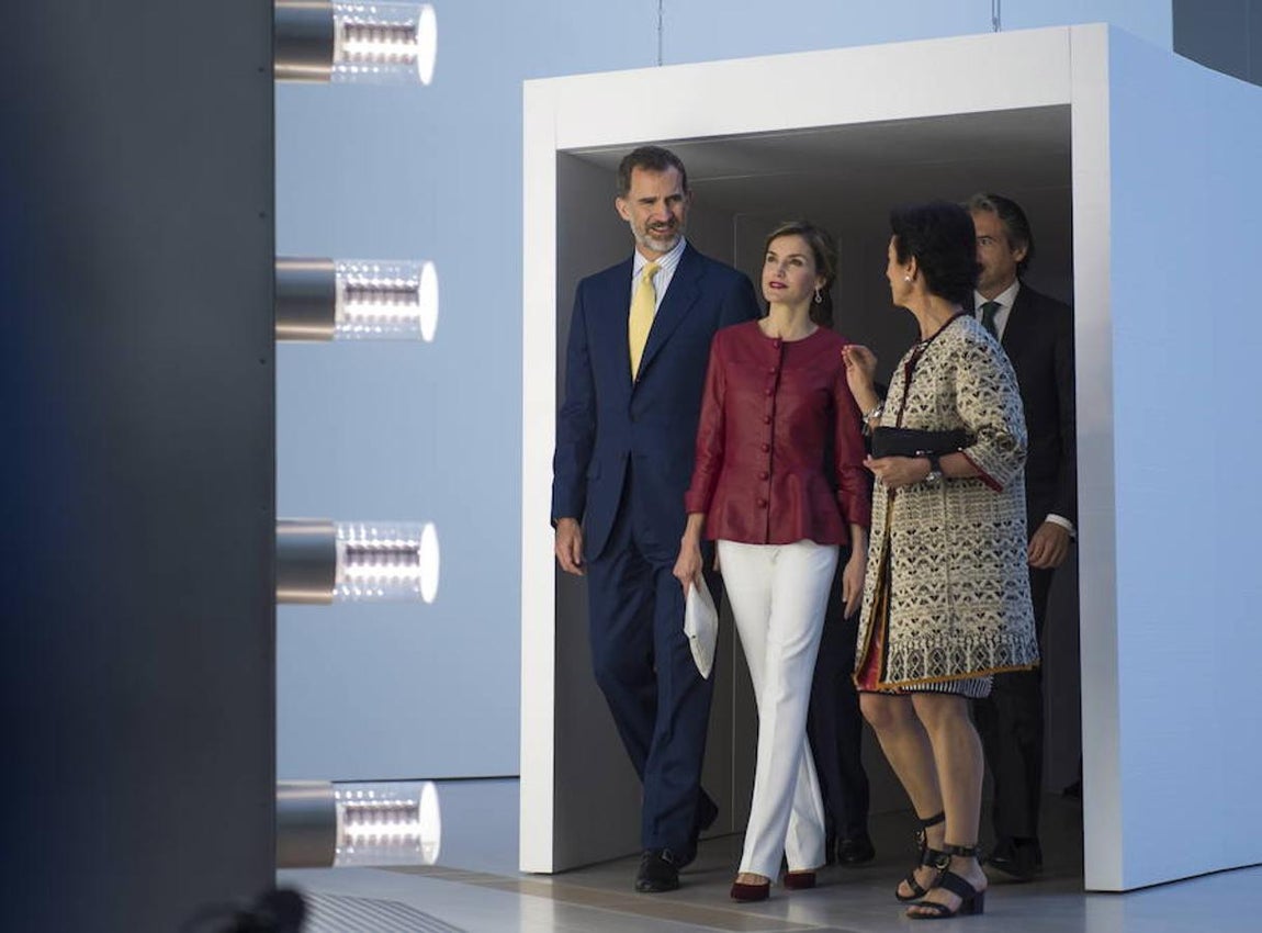 Los Reyes Felipe y Letizia junto a Paloma Botín (d), patrono de la Fundación Botín y miembro de la comisión asesora de Artes Plásticas, y el ministro Íñigo de la Serna observan una de las obras que Carsten Höller (Bélgica, 1961) muestra en el Centro Botín. De nombre «Light corridor» (Pasillo de luz), fue terminada en 2016 y está formada por luces de LED, bombillas de LED, acero, vidrio laminado, acero inoxidable y un sistema de control digital.. Efe