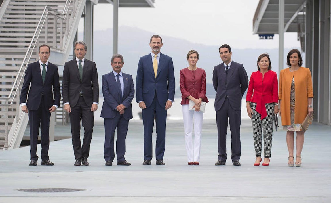 Los Reyes de España, Felipe y Letizia junto al ministro de Fomento, Iñigo de la Serna (2i), el presidente de Cantabria, Miguel Ángel Revilla (3i), el delegado del Gobierno en Cantabria, Samuel Ruiz (i), el presidente de la Fundación Botín, Javier Botín (3d), la alcaldesa de Santander, Gema Igual (d) y la presidenta del Parlamento de Cantabria, Dolores Gorostiaga (2d) durante la inauguración del Centro Botín, el nuevo centro de arte que pone en marcha la Fundación Botín bajo un diseño de Renzo Piano y sobre la bahía de Santander.. Efe