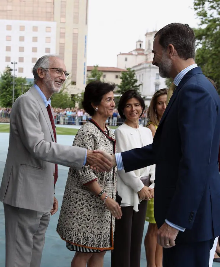 El Rey Felipe saluda al arquitecto Renzo Piano (i), autor del recinto, a su llegada a la inauguración del Centro Botín, el nuevo centro de arte que pone en marcha la Fundación Botín instalado sobre la bahía de Santander.. Efe