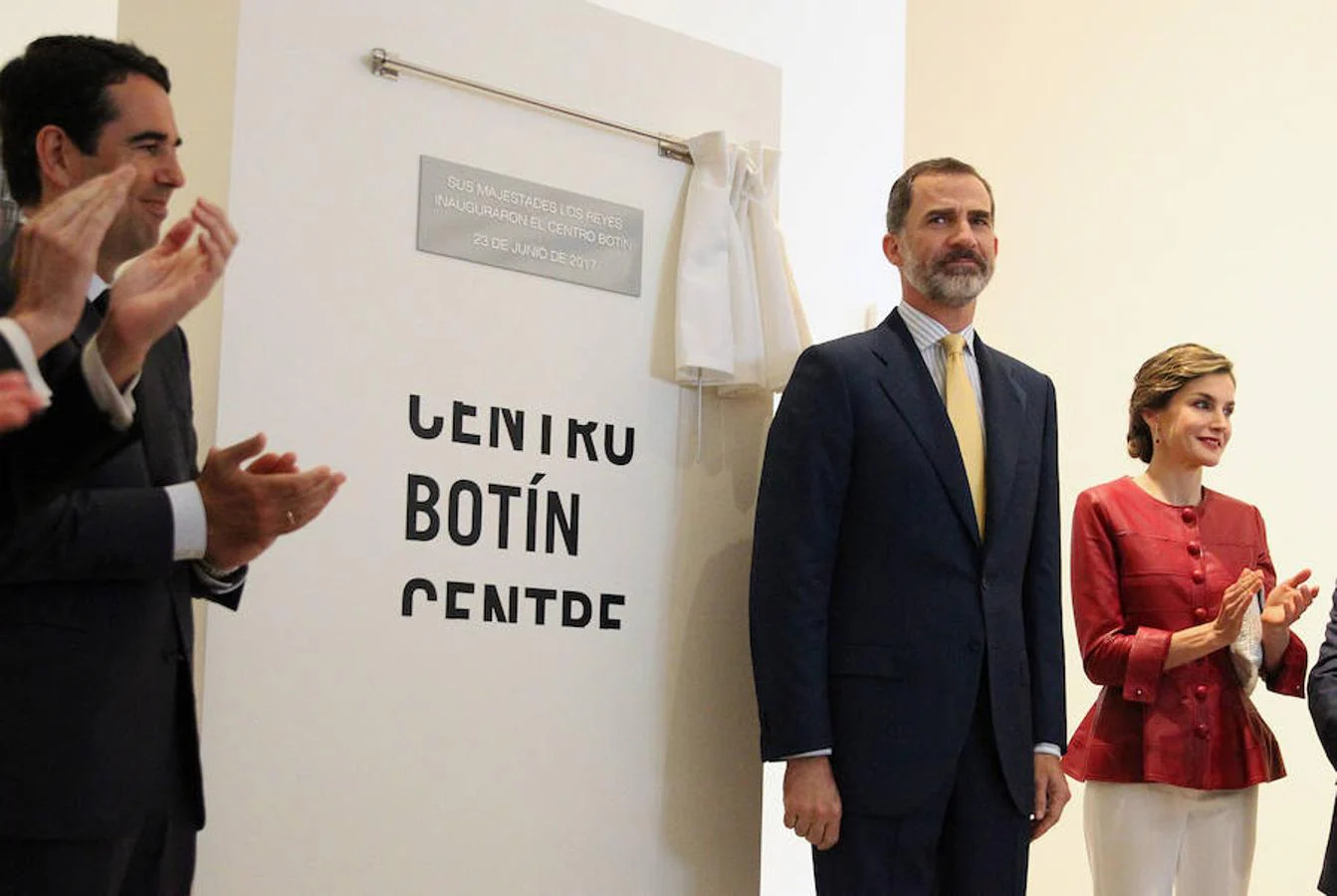 Los Reyes Felipe y Letizia tras descubrir una placa conmemorativa durante la inauguración del Centro Botín, el nuevo centro de arte que pone en marcha la Fundación Botín bajo un diseño de Renzo Piano y sobre la bahía de Santander. 