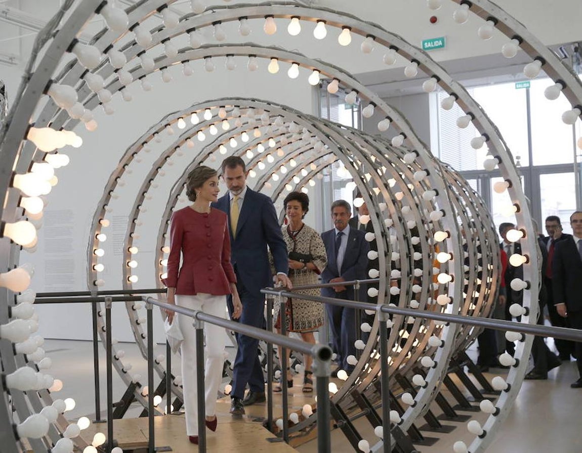 Los Reyes Felipe y Letizia recorren una de las obras más emblemáticas que Carsten Höller (Bélgica, 1961) muestra en el Centro Botín. De nombre «Y» (2003), cuenta con 960 bombillas incandescentes de 25 watt.. Efe