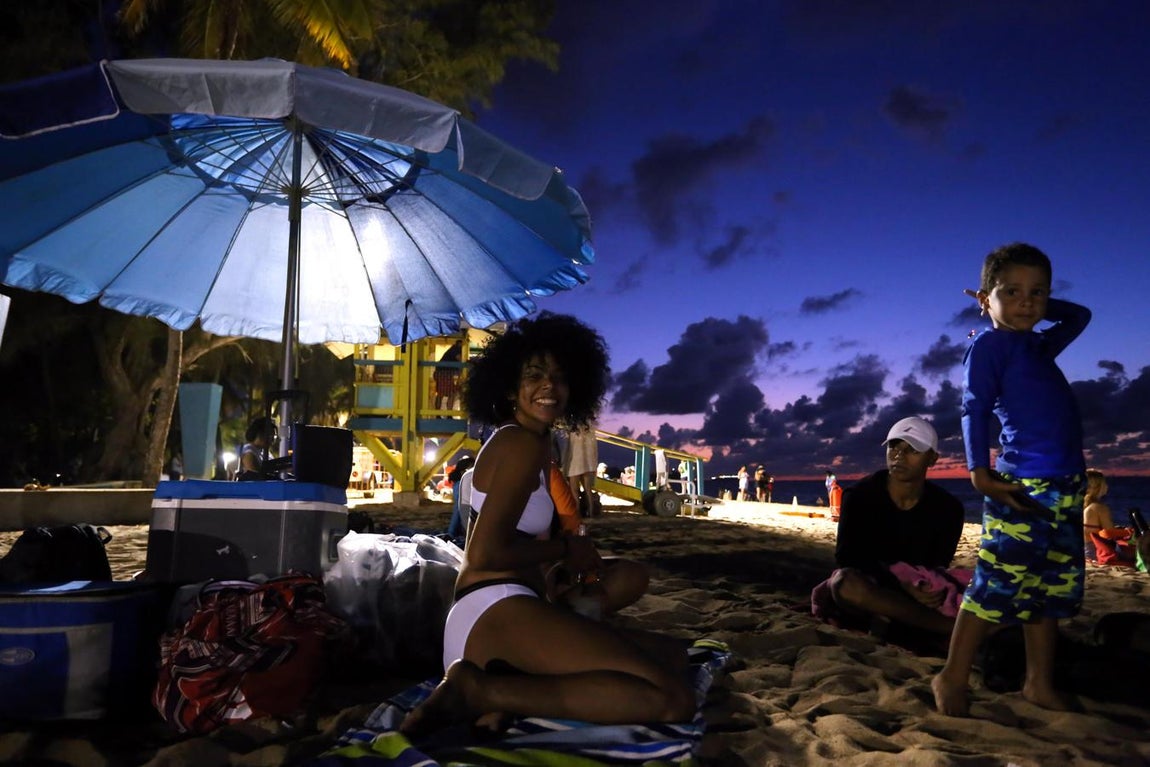 Cientos de personas acudieron a la playa del Escambrón, en San Juan (Puerto Rico), la noche del viernes 23 de junio, para celebrar la Noche de San Juan. 