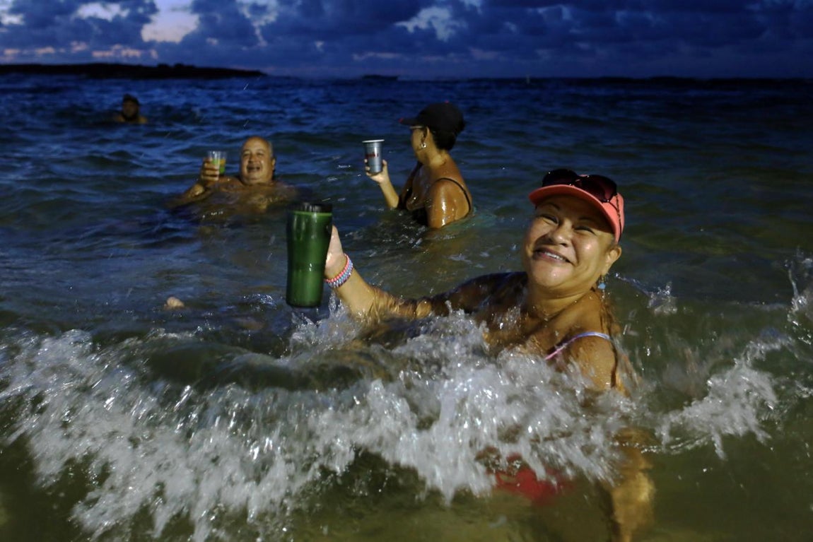 Así se celebraba la noche de San Juan al otro lado del Atlántico, en la playa del Escambrón. 