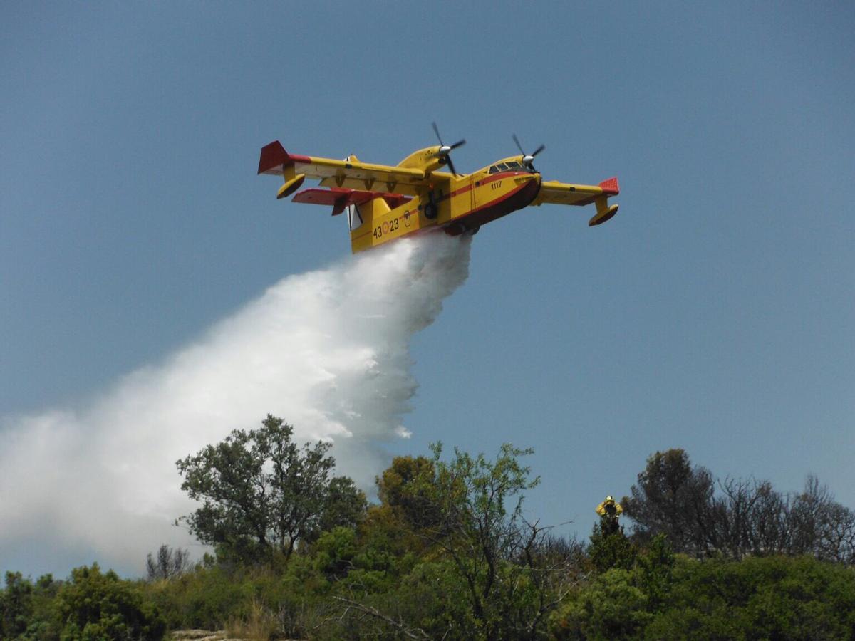 También trabajan en la extinción del incendio forestal registrado en la noche del sábado entre Moguer y Mazagón, en Huelva, un total de 21 medios aéreos