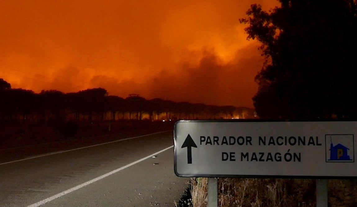 Imagen de EFE Televisión del incendio declarado anoche en el paraje La Peñuela de Moguer (Huelva) que ha entrado en el Espacio Natural de Doñana. 