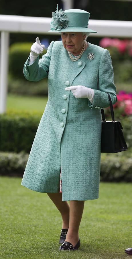 La reina Isabel II de Inglaterra asistió a las carreras, una de sus aficiones predilectas, después de inaugurar la legislatura en el Parlamento británico, en una ceremonia que este año se desarrolló con menos pompa de lo habitual