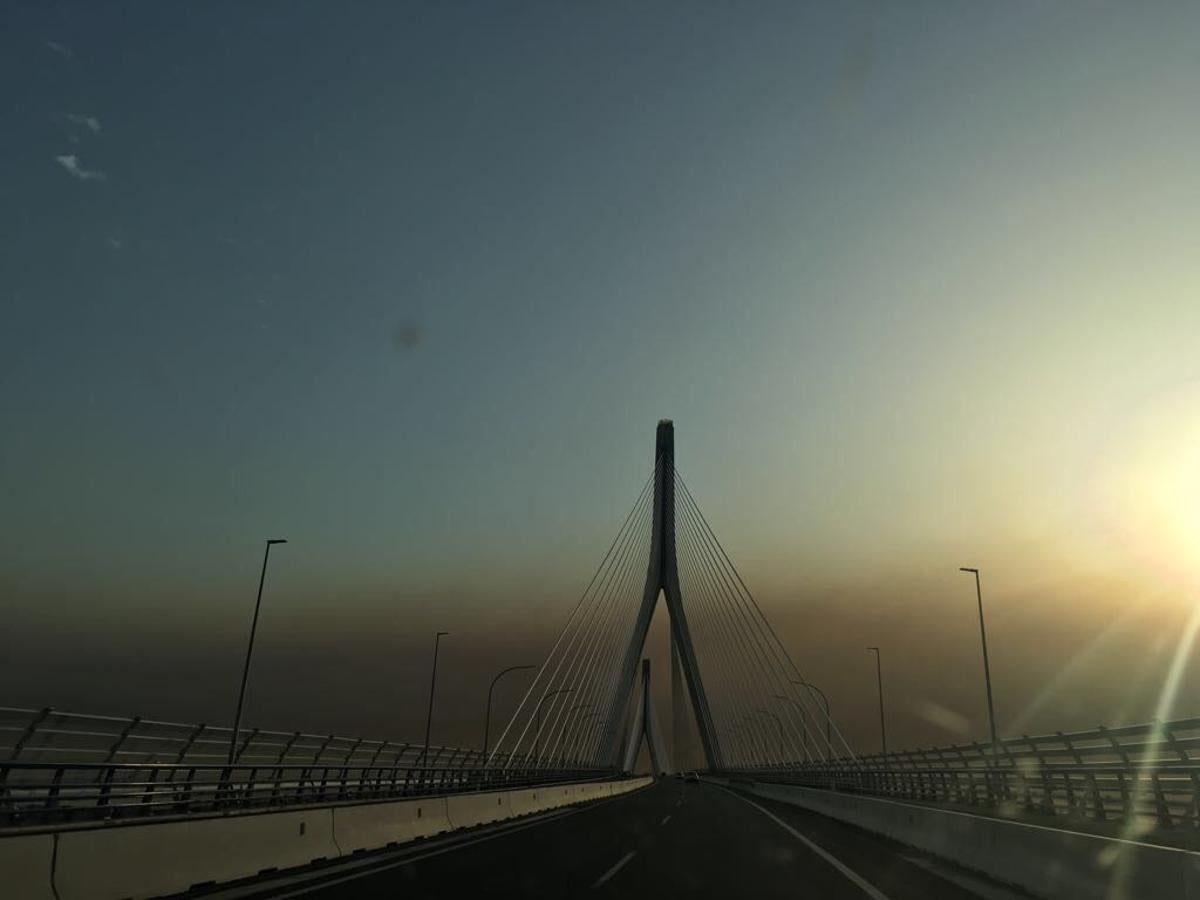 La nube de humo desde el segundo puente de Cádiz. 