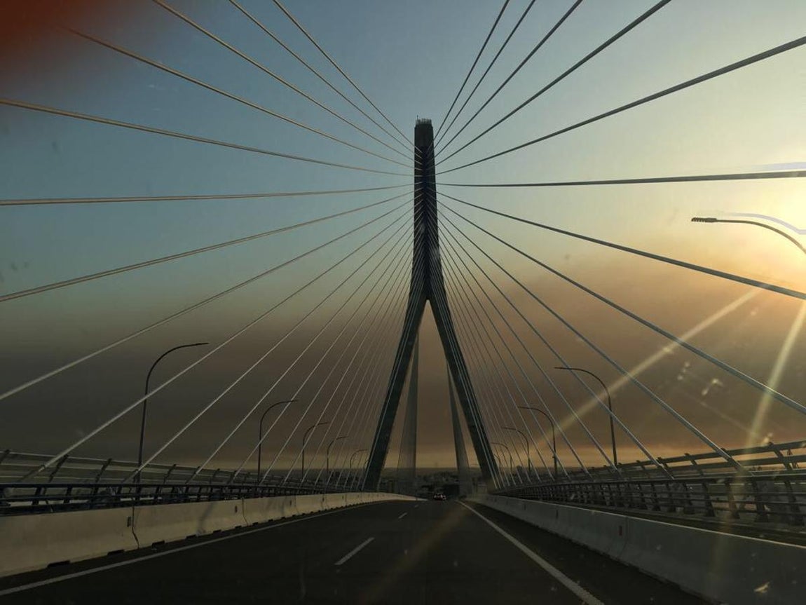 La nube de humo desde el segundo puente de Cádiz. 
