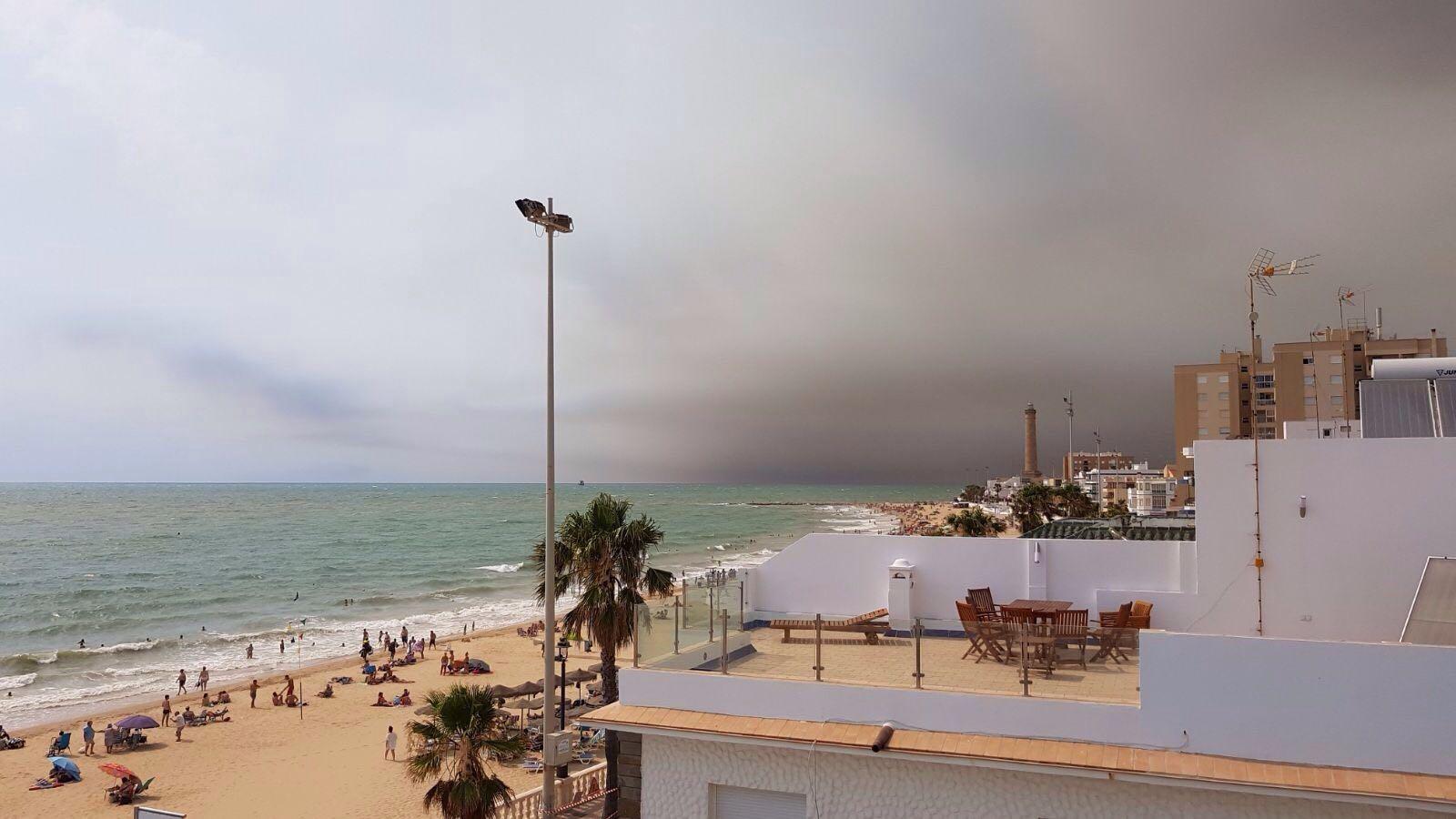 Nube de humo sobre Chipiona