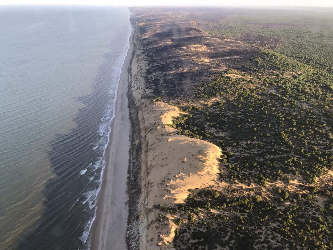 Fotografía aéreas del incendio que ha afectado al perímetro del Parque Nacional de Doñana, entre las localidades de Mazagón y Matalascañas