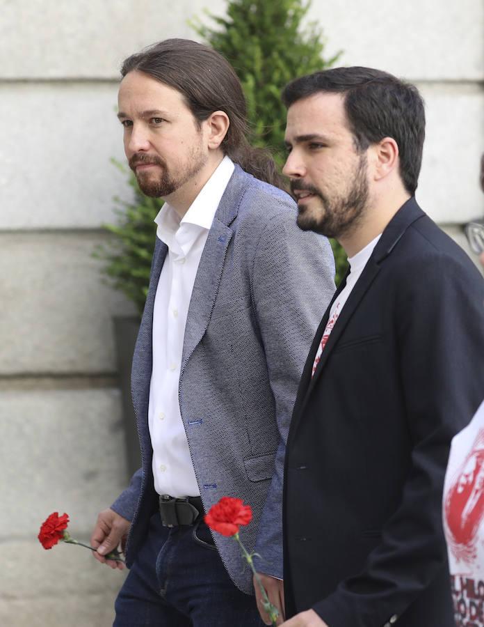 Los líderes de Podemos e Izquierda Unida, Pablo Iglesias y Alberto Garzón, a su llegada al Congreso de los Diputados. 