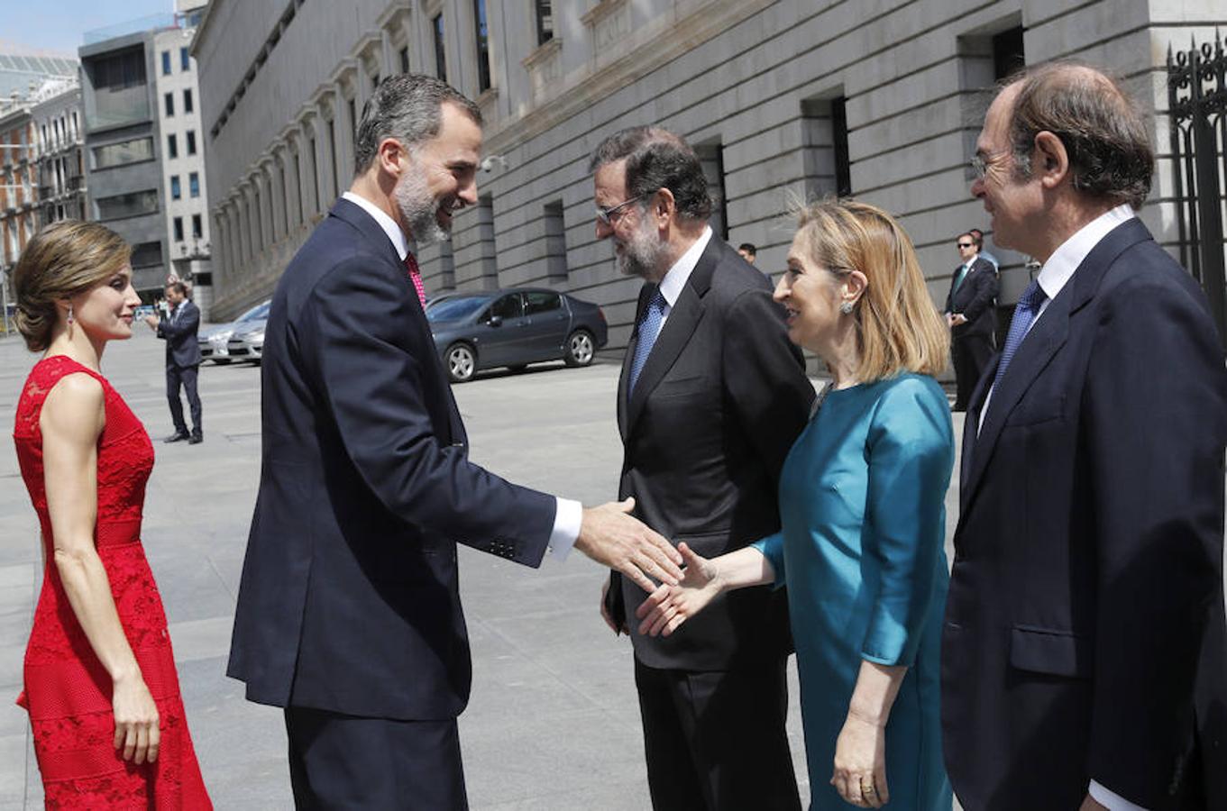 El Rey Don Felipe saludando a la presidenta del Congreso Ana Pastor. 