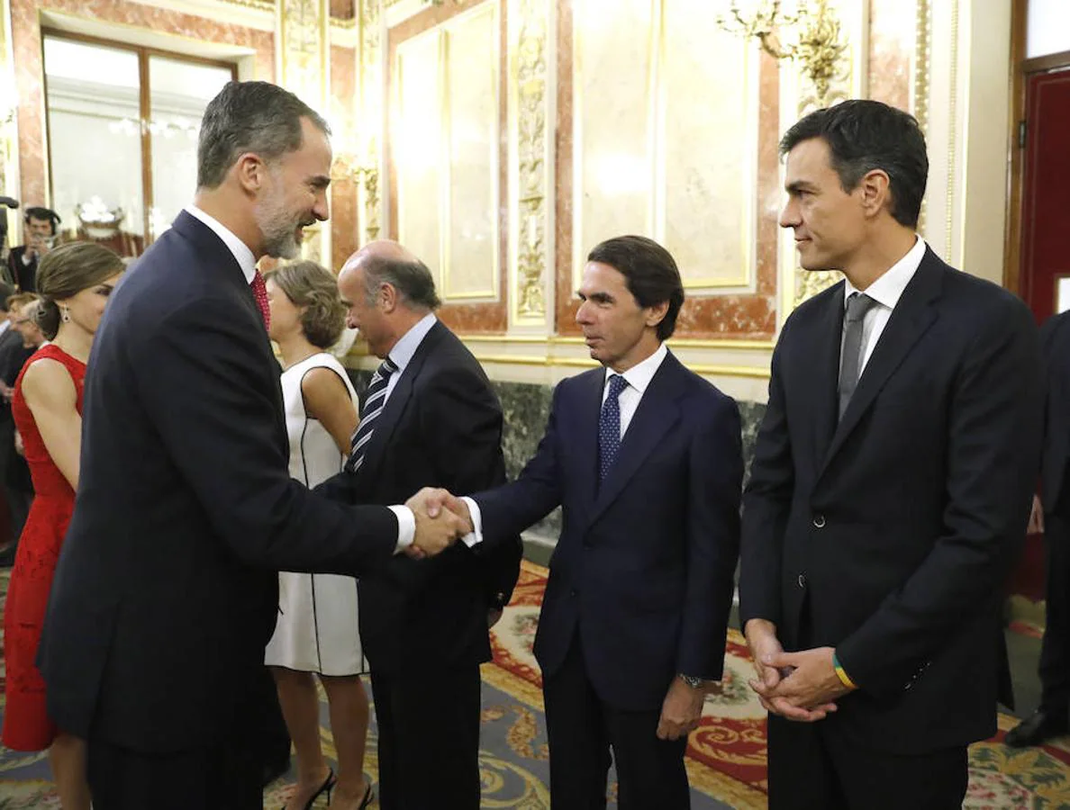El Rey Don Felipe saludando en el Congreso al expresidente José María Aznar. 