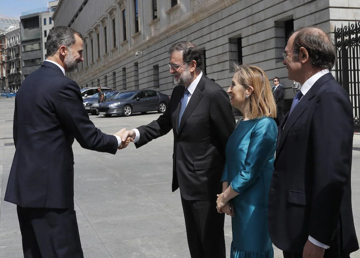 El Rey Don Felipe saludando a la entrada del Congreso al presidente Mariano Rajoy. 
