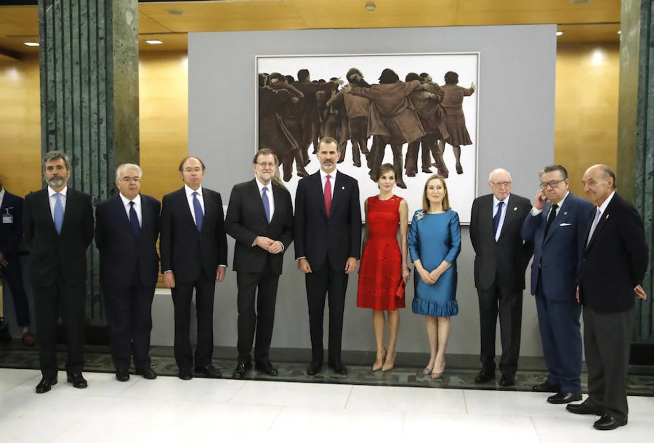 Mariano Rajoy, los Reyes y Carlos Lesmes, entre otros, en los pasillos del Congreso. 