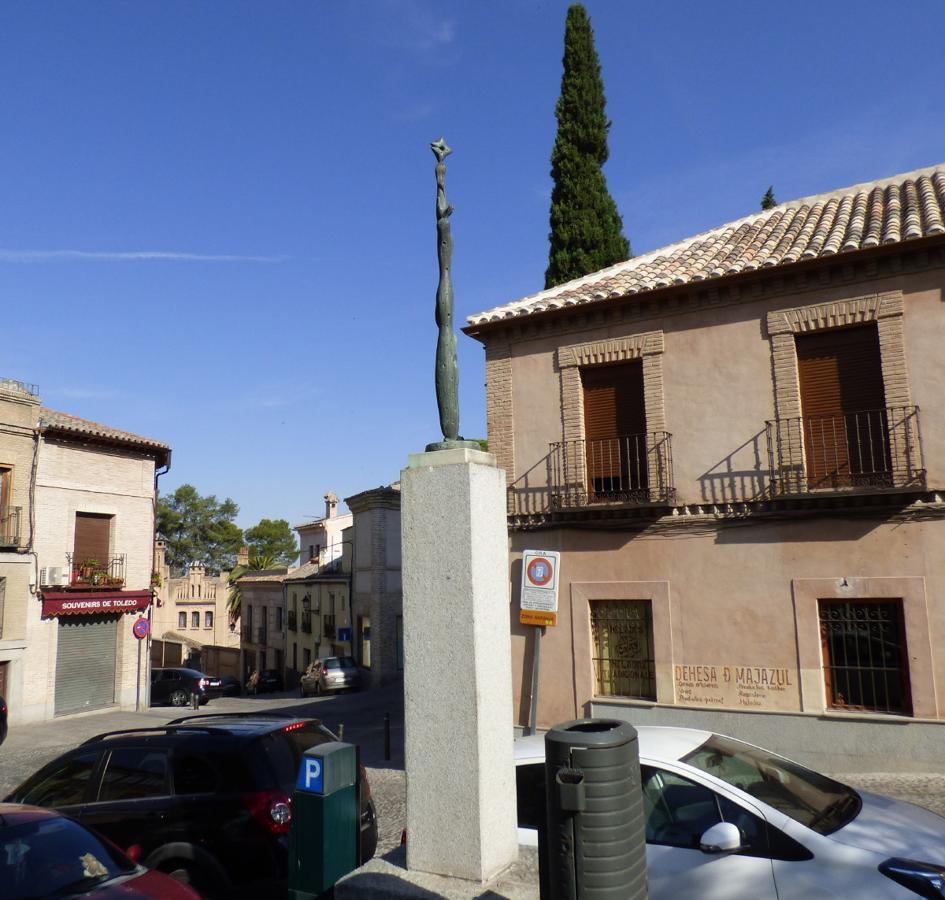 Plaza de Barrio Nuevo de Toledo. Reproducción de la obra de Alberto, debida a G. Cruz Marcos y F. Villamor, erigida en 1991. FOTO RAFAEL DEL CERRO. 